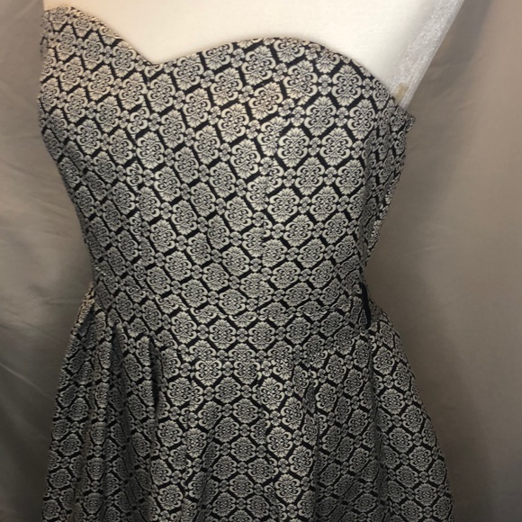 Patterned Tapestry Strapless Dress - Picture 4 of 9